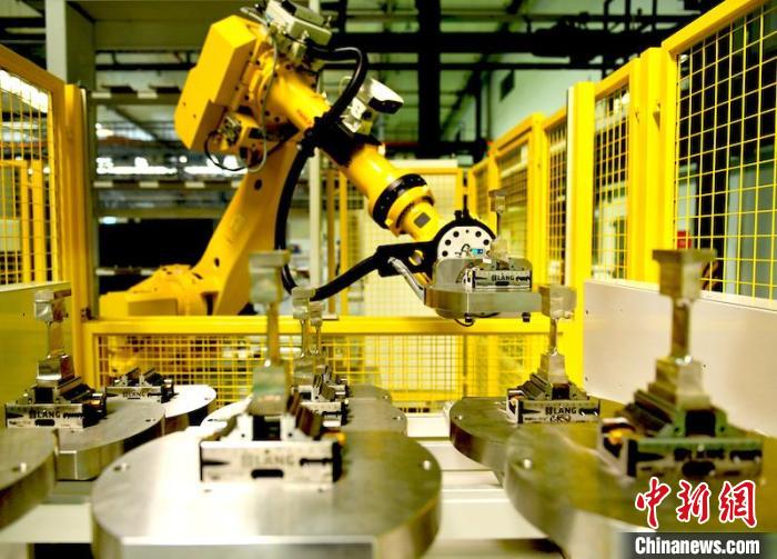 产线机器人放置完工叶片。　刘岗 摄