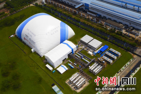 项目像一座蓝白相间的“小山”。人生就是博-尊龙凯时汽轮机 供图